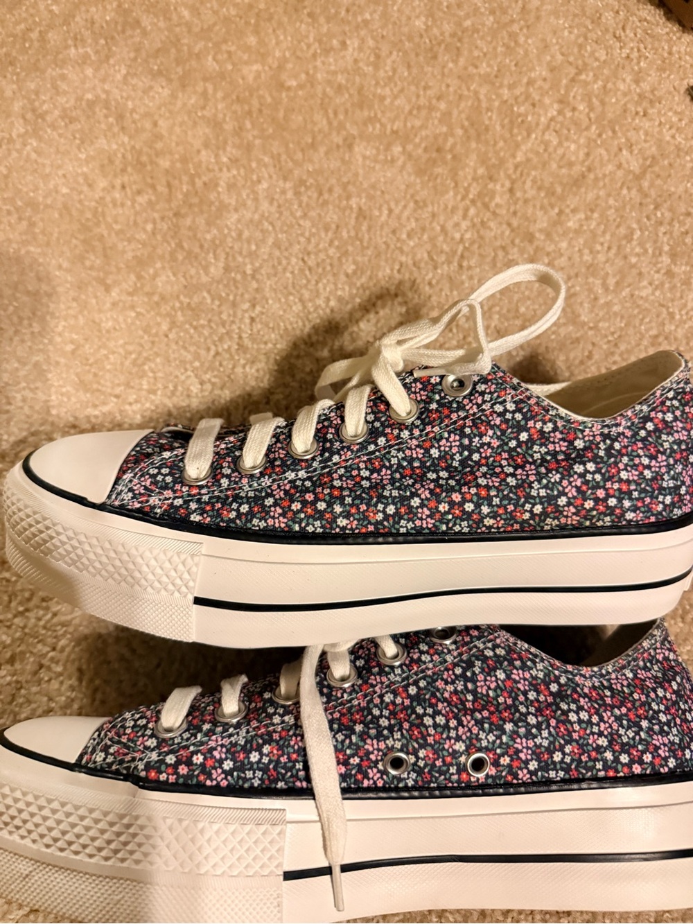 Women’s NWOT Converse Low Top Sneakers - Navy Floral Print size 8 - Picture 4 of 9